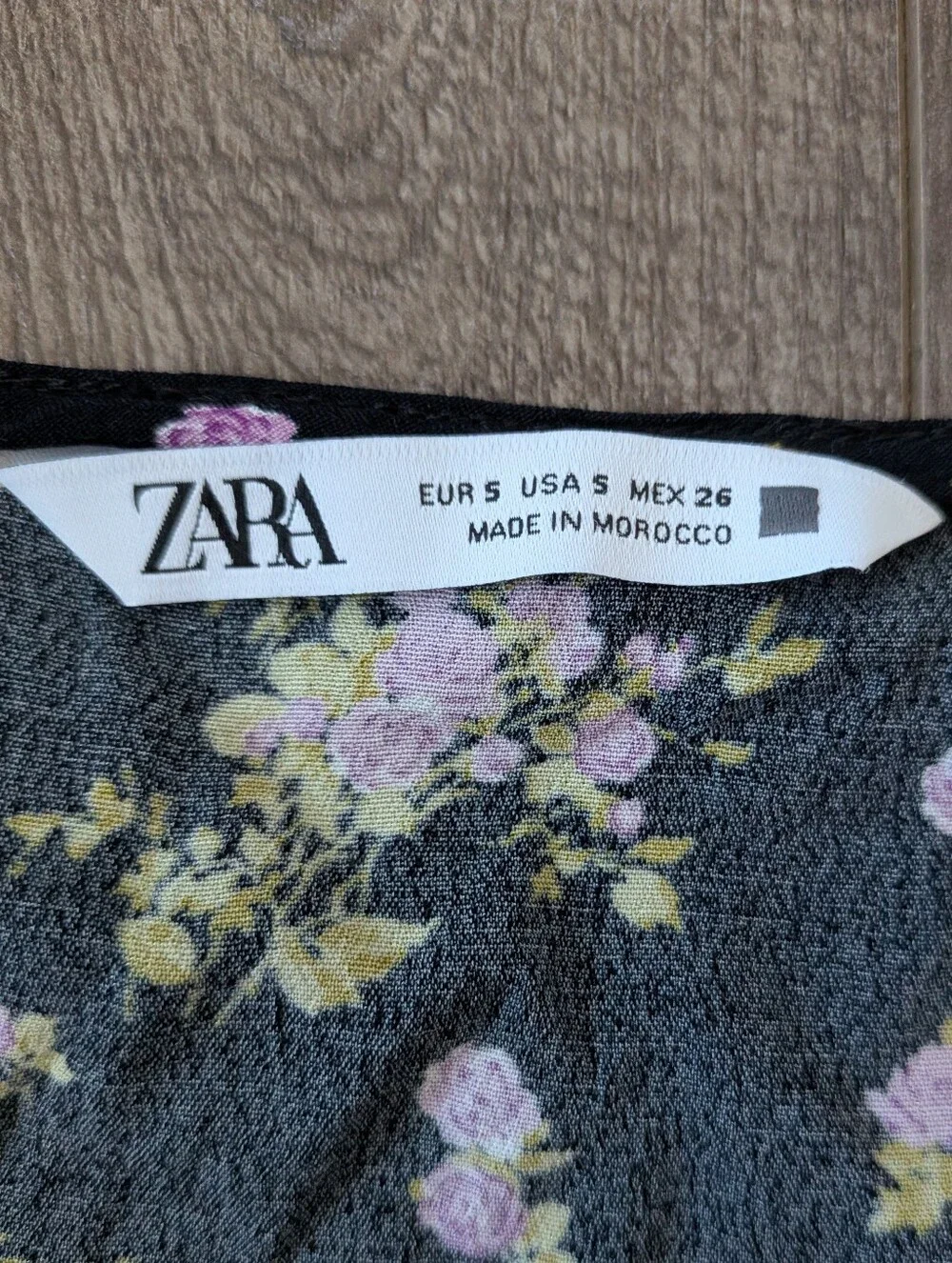 ZARA Cropped Floral V-Neck Ruffle Blouse Black and Pink - Picture 6 of 11